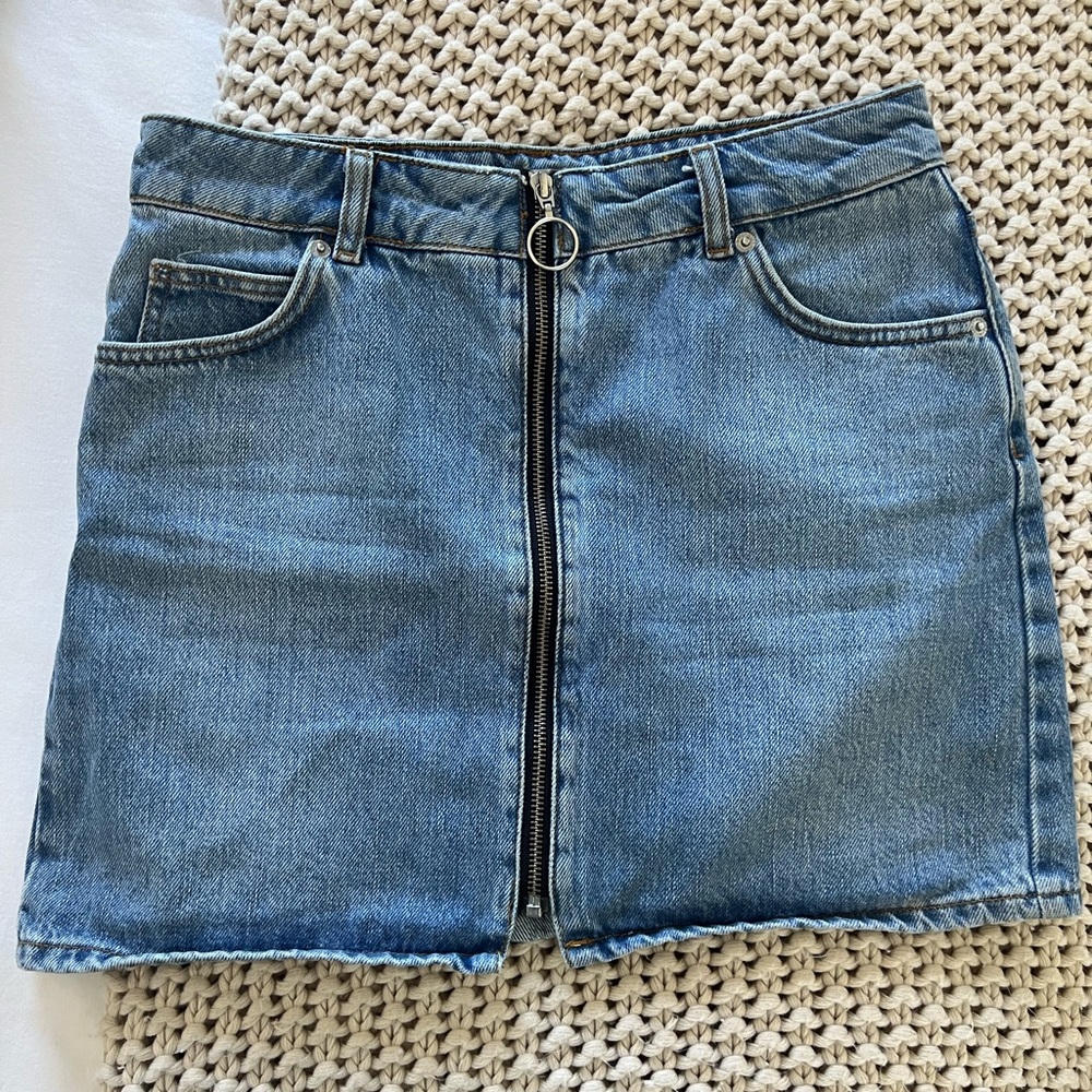 TOPSHOP Moto Denim Skirt - full zip front - size 6